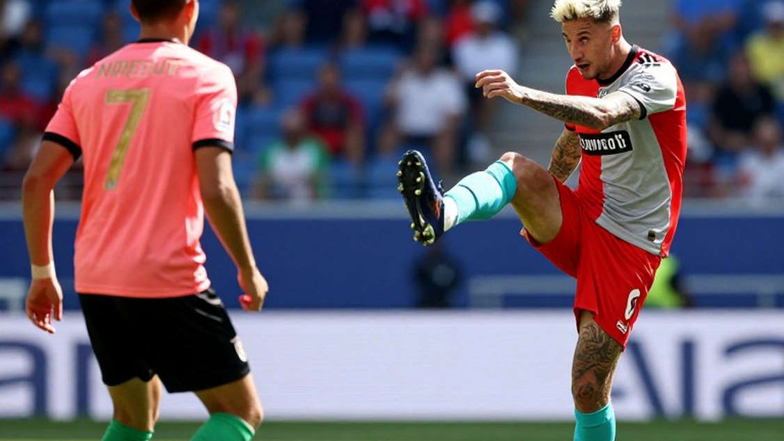 Bryan González trở lại sau 27 ngày: Chivas vá được hành lang trái, còn lỗ hổng hợp đồng thì chưa