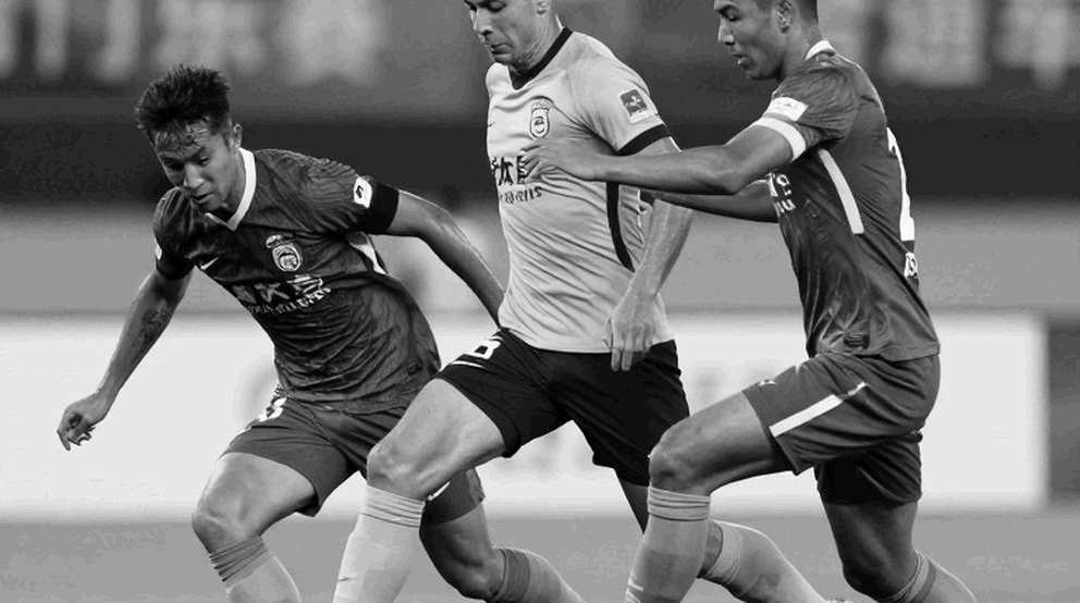 Đằng sau ASEAN Cup 2026: Bóng đá Việt Nam đang sống bằng bóng chết