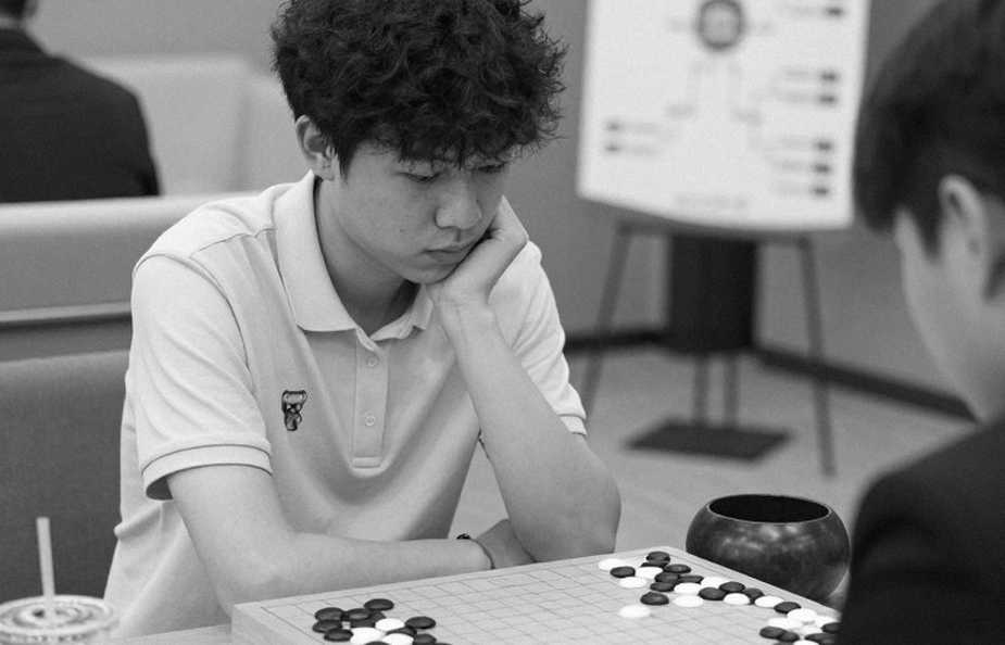 GCL 2026: Nepomniachtchi dọa Carlsen rồi hạ Sindarov bằng chiếc đồng hồ